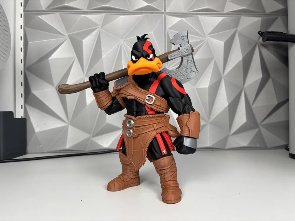 Figura Patoverso de Kratos, crossover Daffy Duck y Kratos, impresa en 3D Tacna Peru
